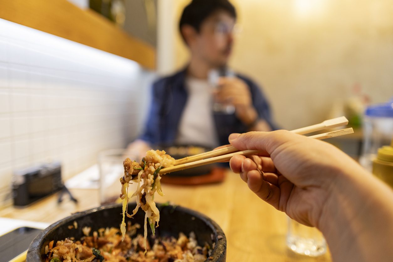 Cómo comer con palillos