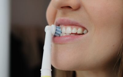 Cómo cepillarse los dientes con un cepillo eléctrico correctamente: guía paso a paso