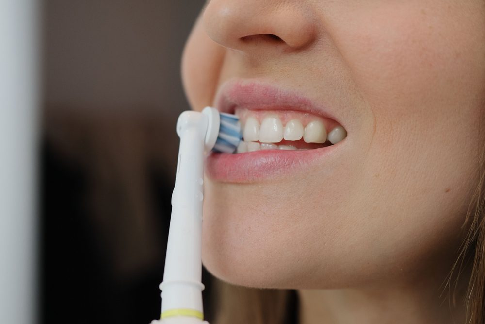 cómo cepillarse los dientes con un cepillo eléctrico