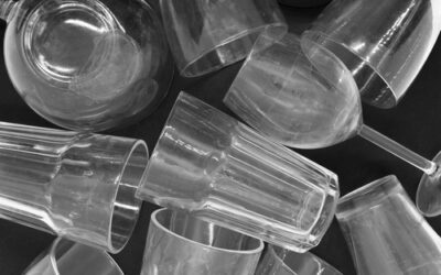 ¿Cómo limpiar las copas de cristal blanquecinas?